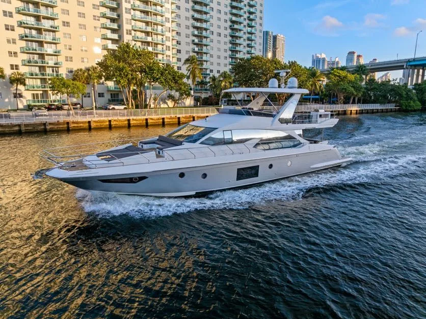 68ft Azimut yacht Paragon: Paragon cruising past the Miami waterfront