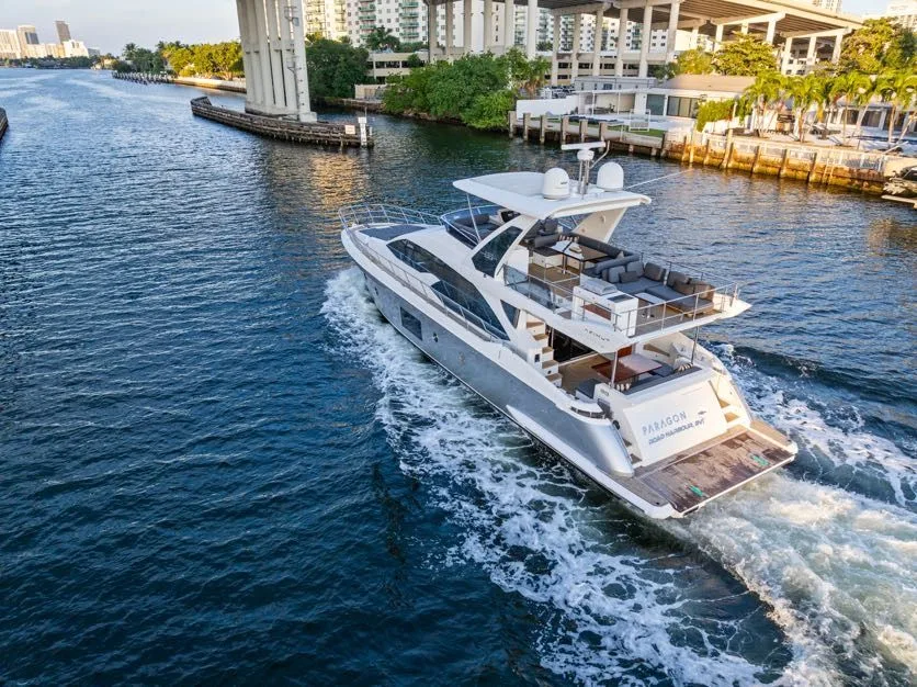 68ft Azimut yacht Paragon: Paragon underway with a white wake