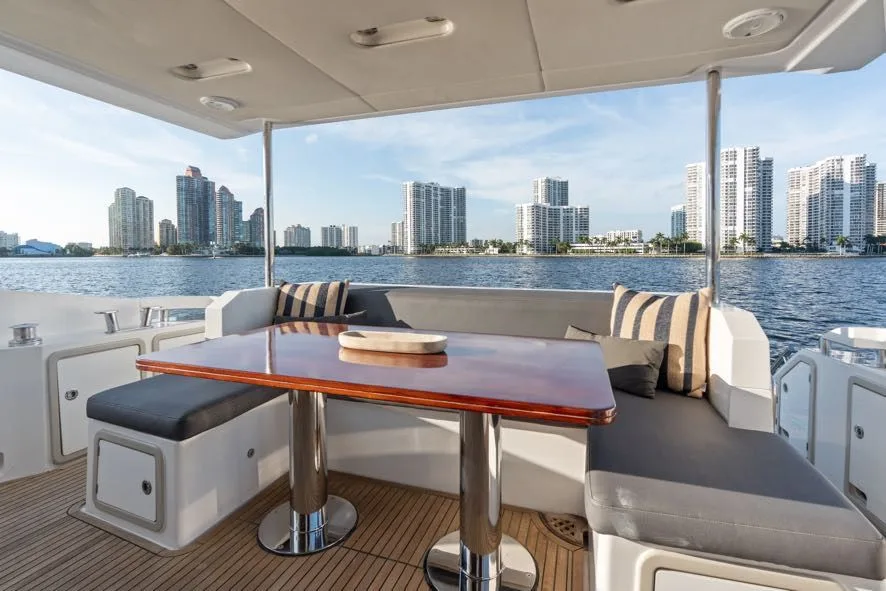 68ft Azimut yacht Paragon: Covered aft deck seating
