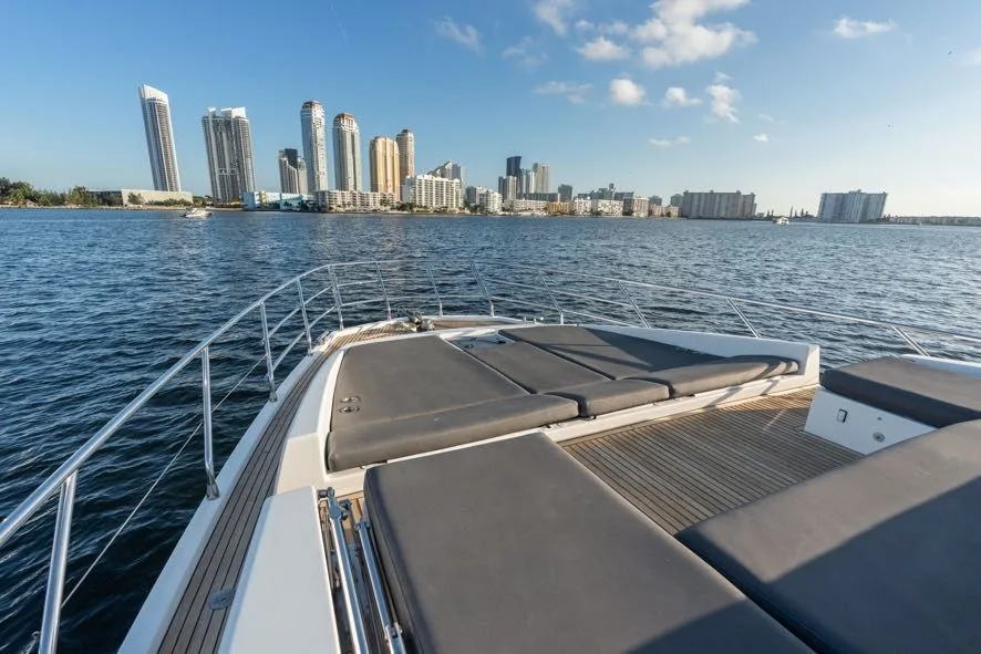 68ft Azimut yacht Paragon: Bow sun pads facing the skyline