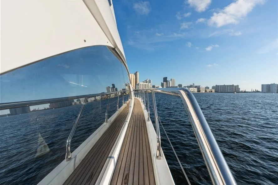 68ft Azimut yacht Paragon: Side deck walkway