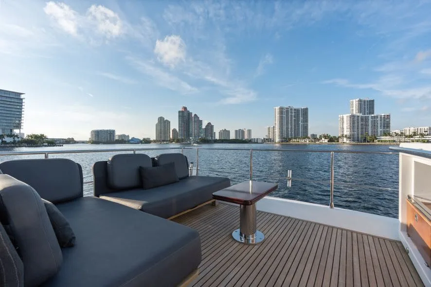 68ft Azimut yacht Paragon: Flybridge lounge seating