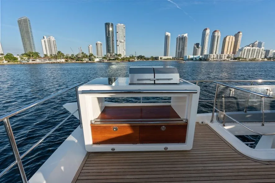 68ft Azimut yacht Paragon: Flybridge wet bar