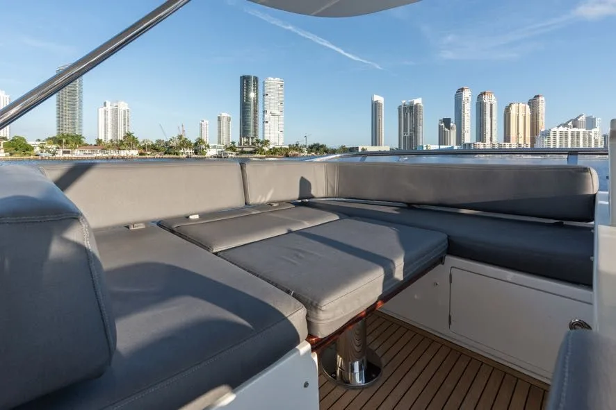 68ft Azimut yacht Paragon: Flybridge sofa and sun lounge