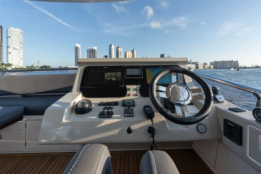68ft Azimut yacht Paragon: Flybridge helm station